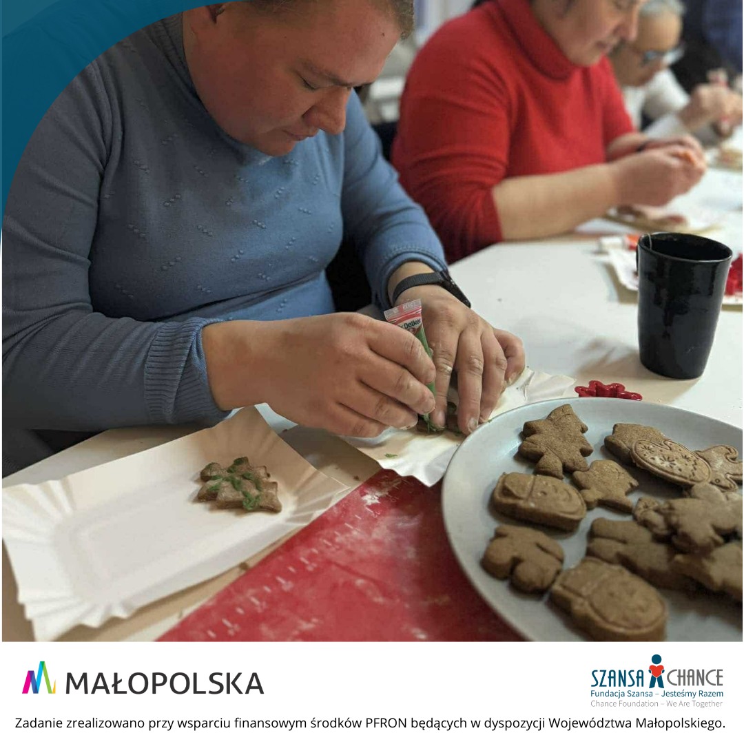 osoba niewidoma dekoruje piernika